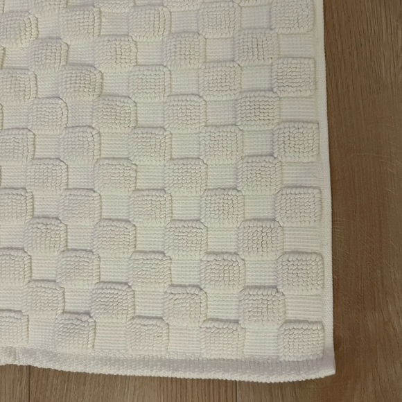 Brooklinen white checkered bath mat and bath runner - Picture 1 of 4